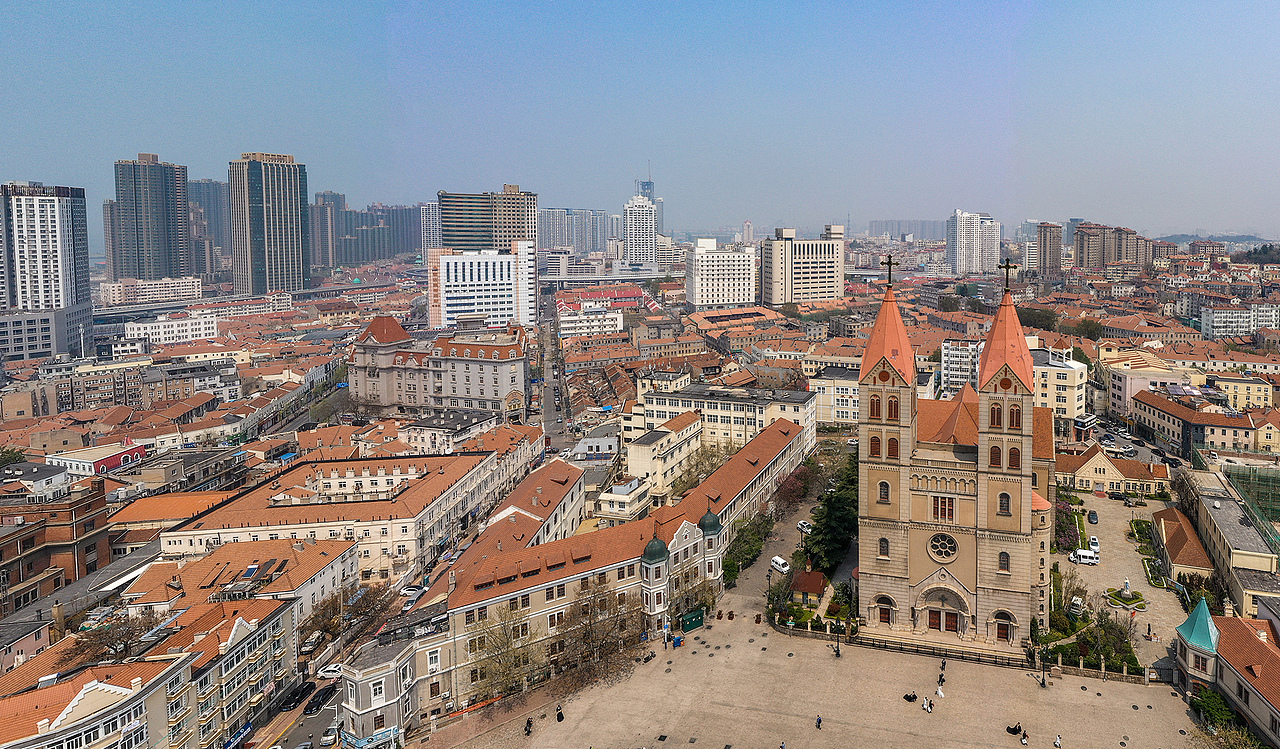 影像表达城市变迁中的传承与共生——以青岛里院为例 