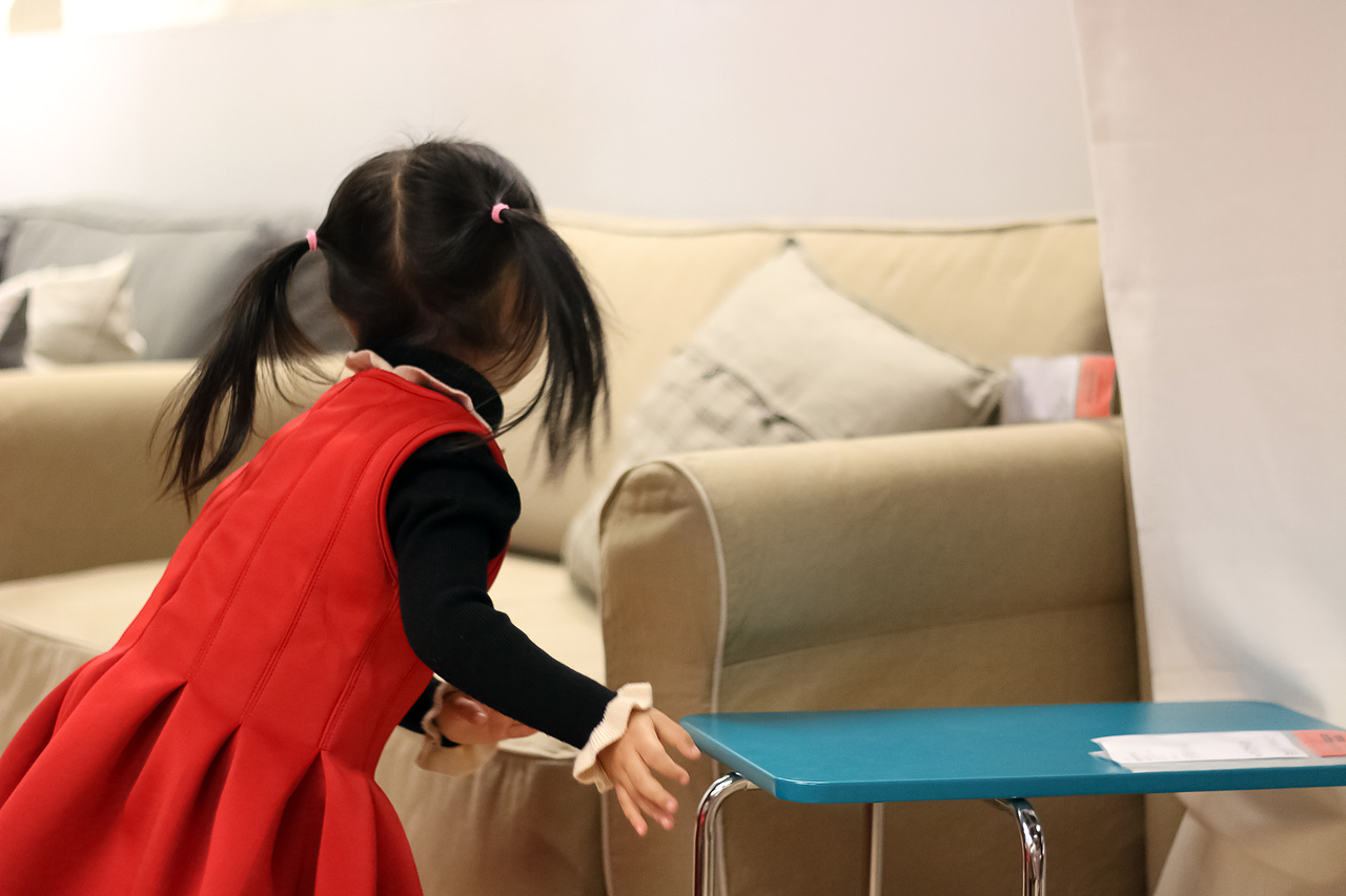 宜家行之天真无邪小美女