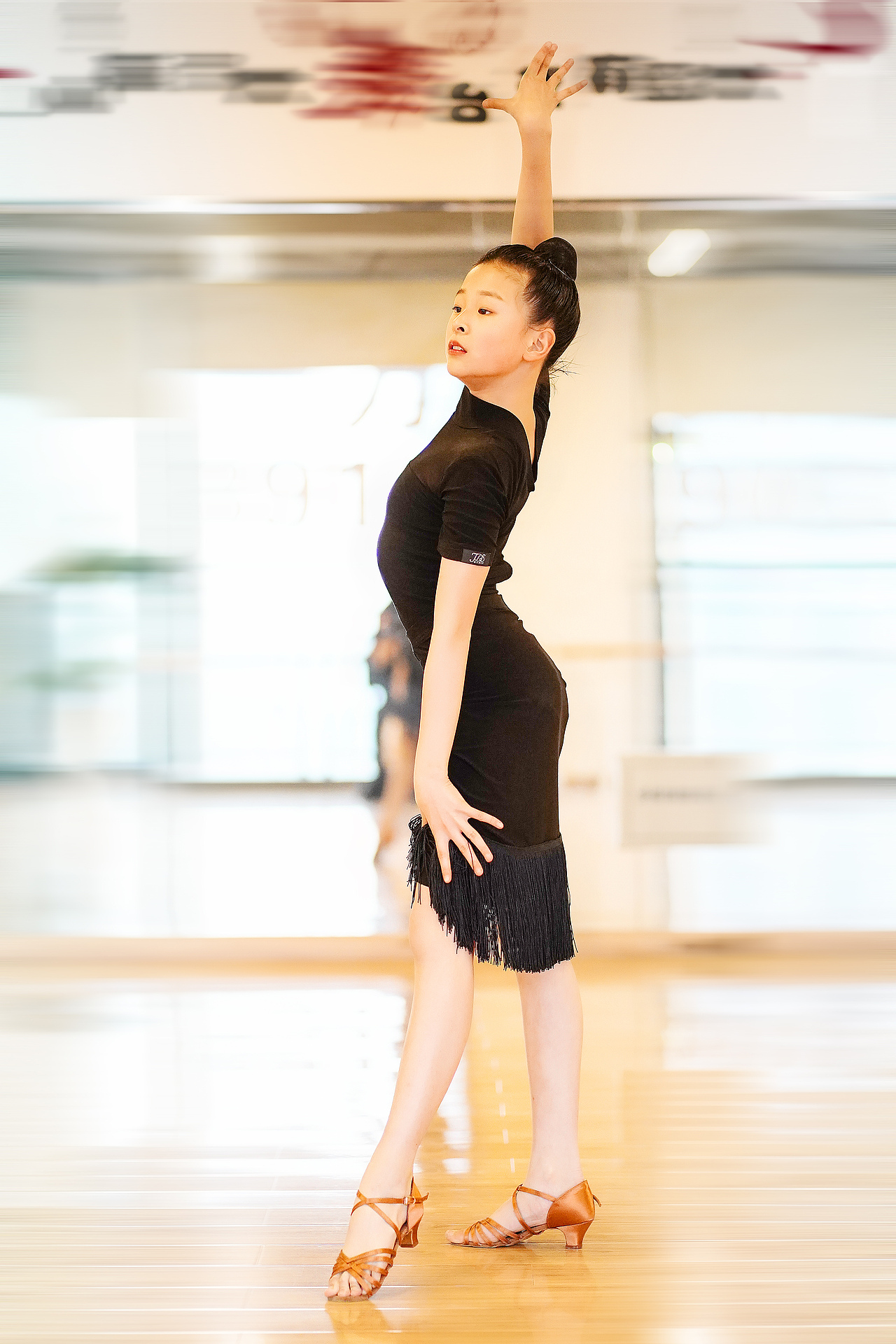 热爱跳舞的女孩原色调