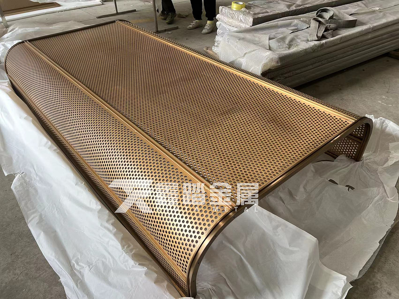 弧形不锈钢屏风 会所新颖款式的不锈钢镂空弧形隔断