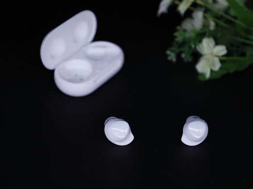 三星Galaxy buds plus 真無線耳機(jī)幻游黑（個(gè)人主頁-ZNDMzMzA0ODQ=） - 產(chǎn)品攝影 - 站酷設(shè)計(jì)師Laboratory原創(chuàng)素材 - 站酷ZCOOL