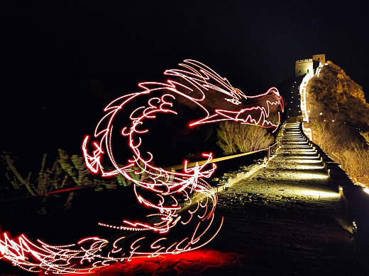 用“光”凭空绘画，夜晚的司马台长城浮现光绘中国龙