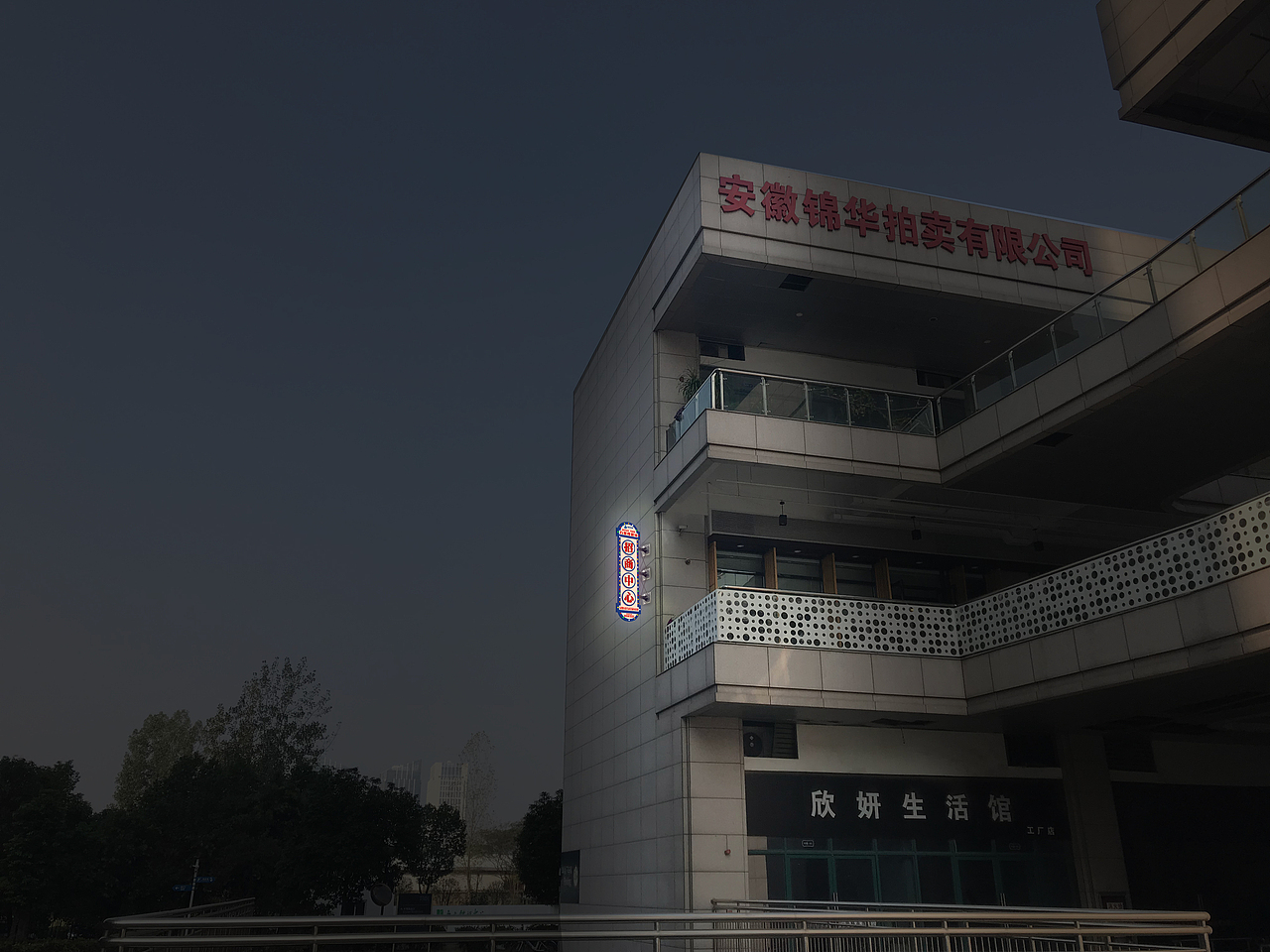 商业街侧招灯箱