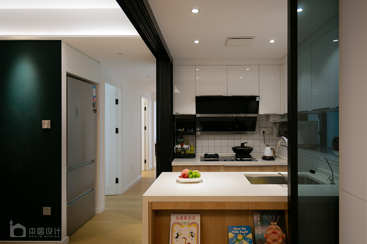 说到走廊过道，这里不得不多提一下，为了避免空间的浪费，设计师在走廊的两侧附加了三个功能区——厨房外置大冰箱；干湿分区卫生间；电系洗衣家政区。这样一来，不仅避免了单独走廊带来的沉闷感,空间利用率也大大提升。