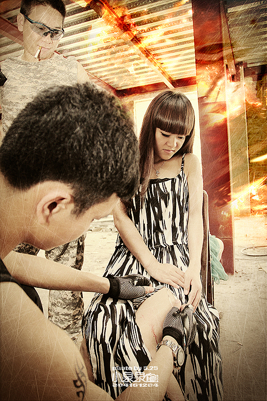 等待耗尽了歹徒的耐心,穷凶极恶的男歹徒"巡"撕破了人质的衣服......(更想了...!!)