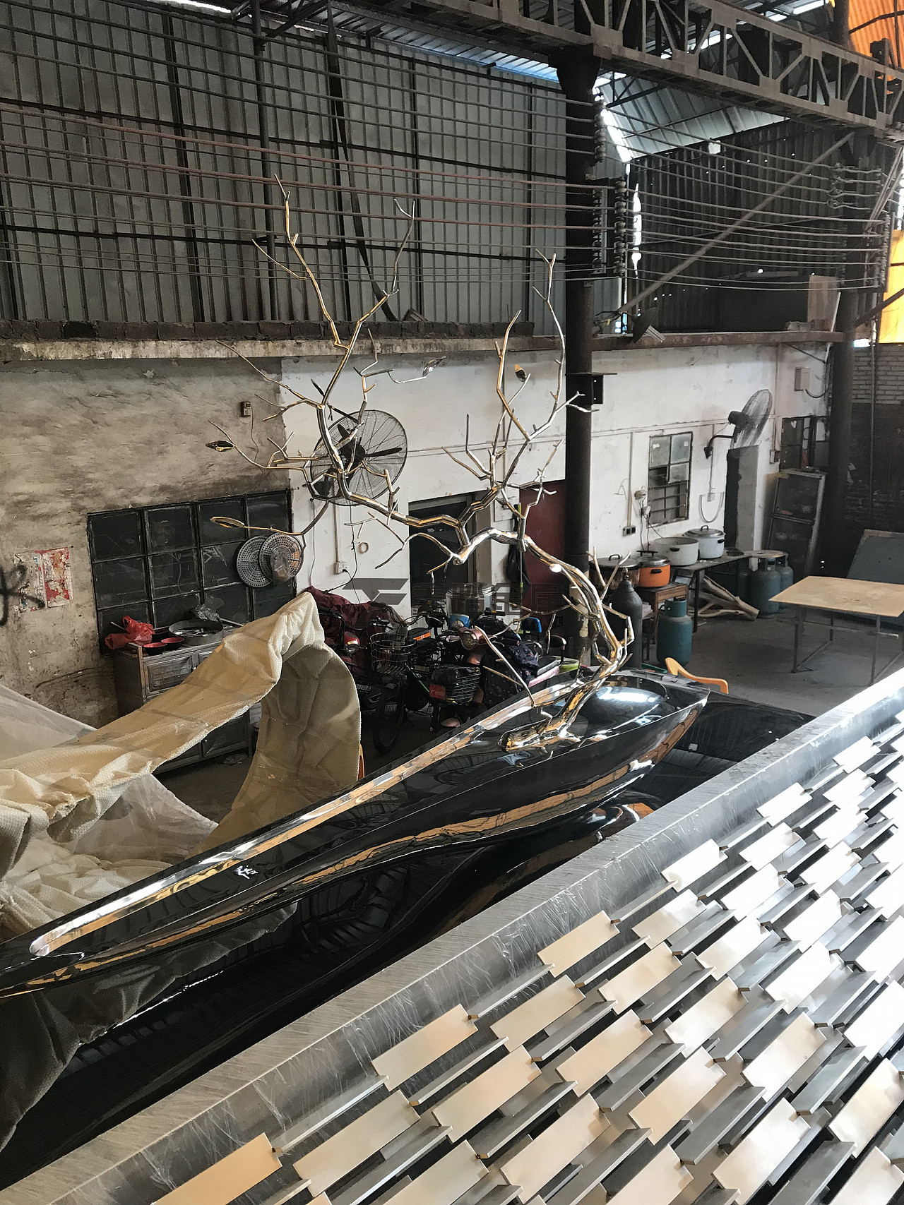 镜面不锈钢船与树枝组合雕塑、半抽象让其魅力大放异彩