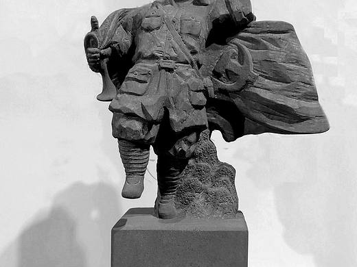 雕塑家赵玉昌石雕作品：小红军姐弟俩