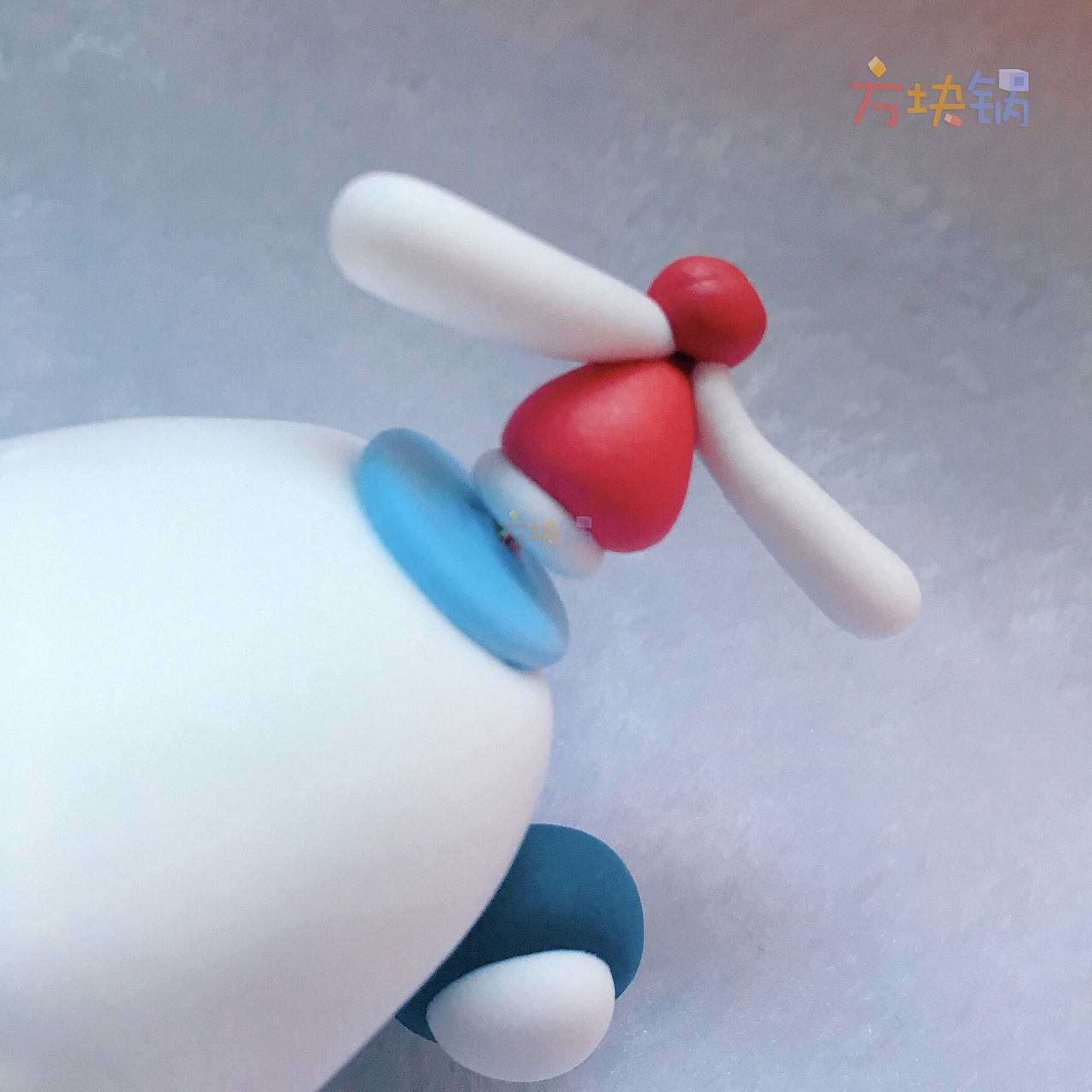 飞机螺旋桨是可以转动的,中间用了铁丝