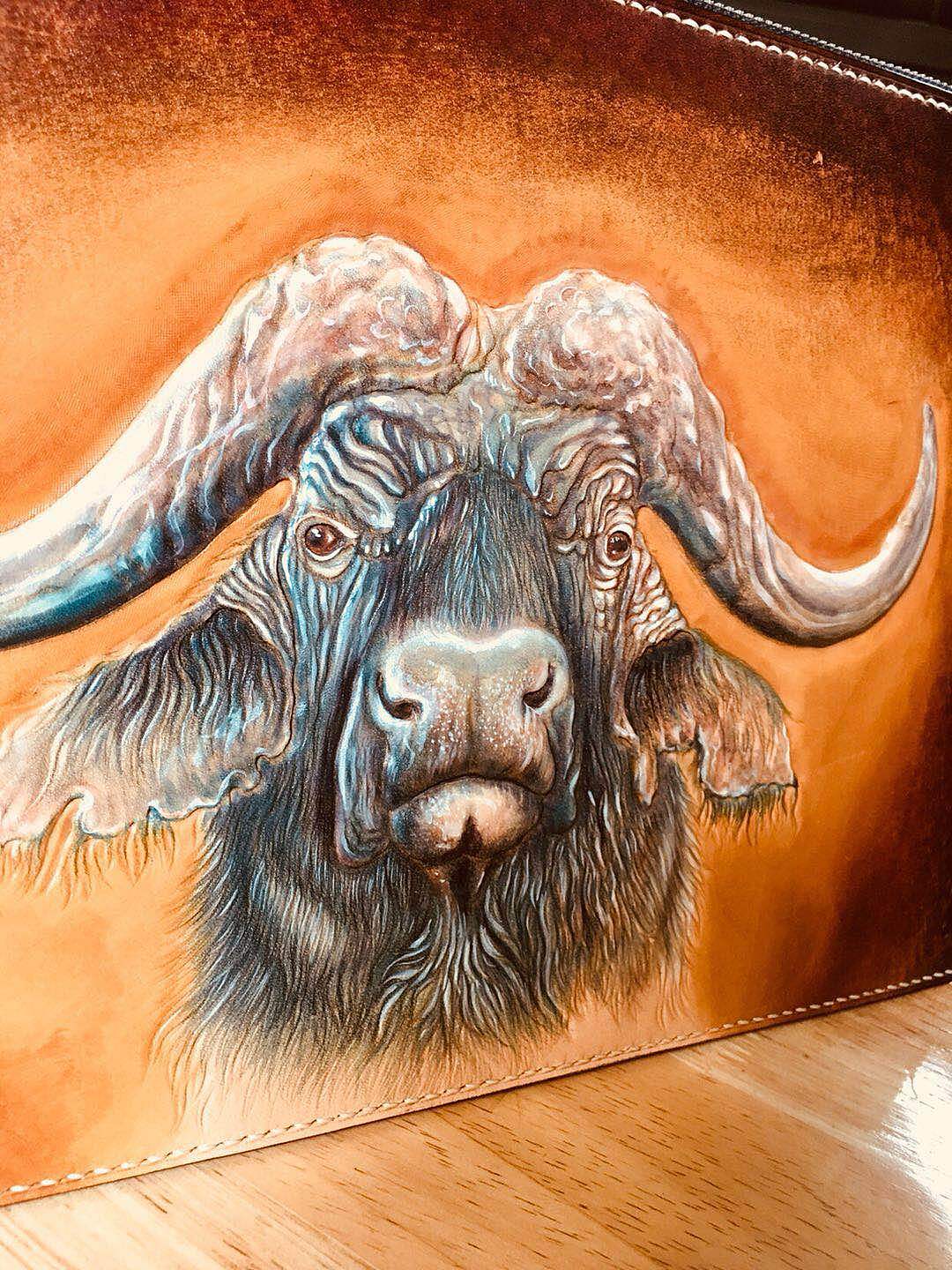 革物念皮雕水牛手拿包