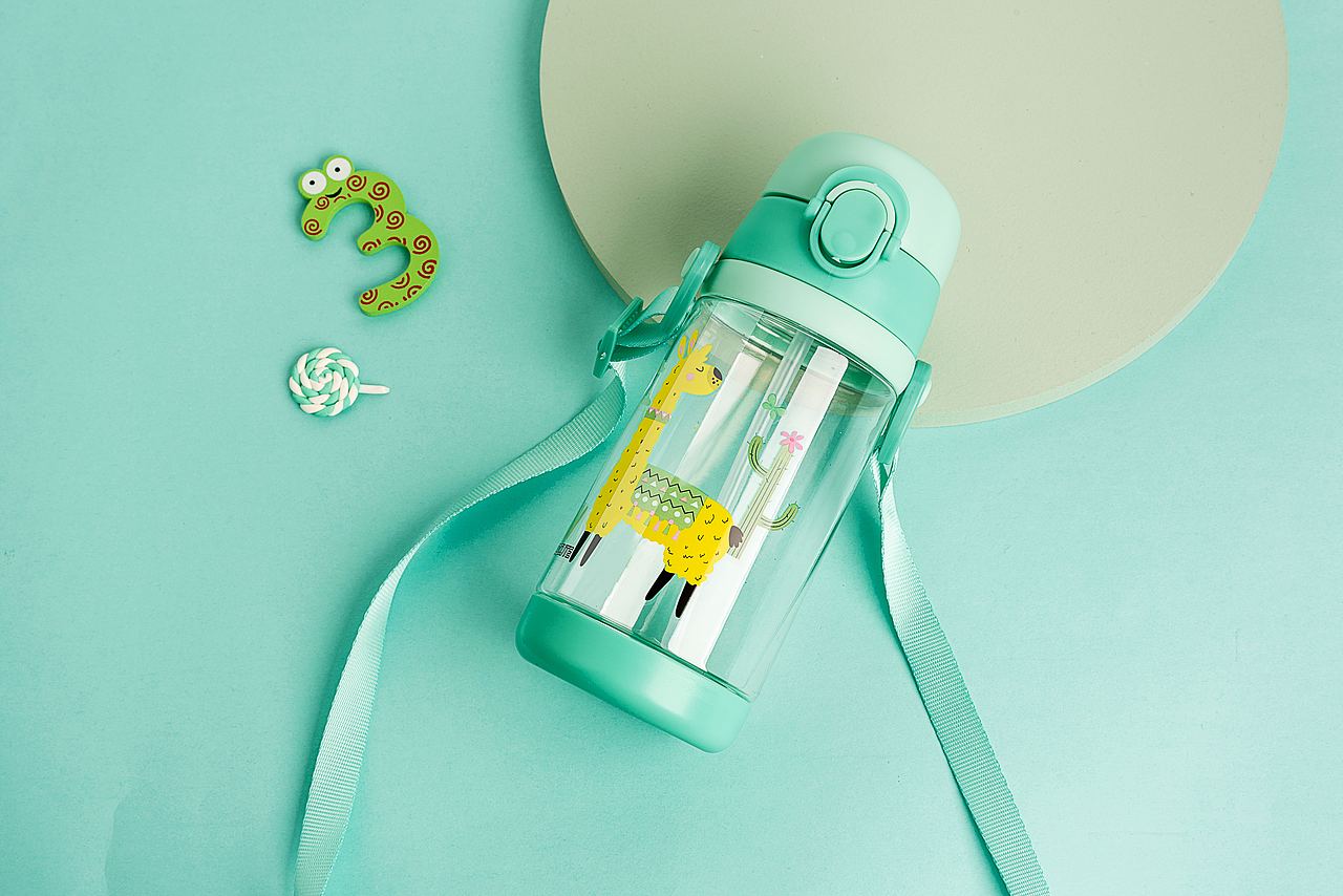 儿童塑料杯SKU场景修图 颜色比较丰富鲜艳