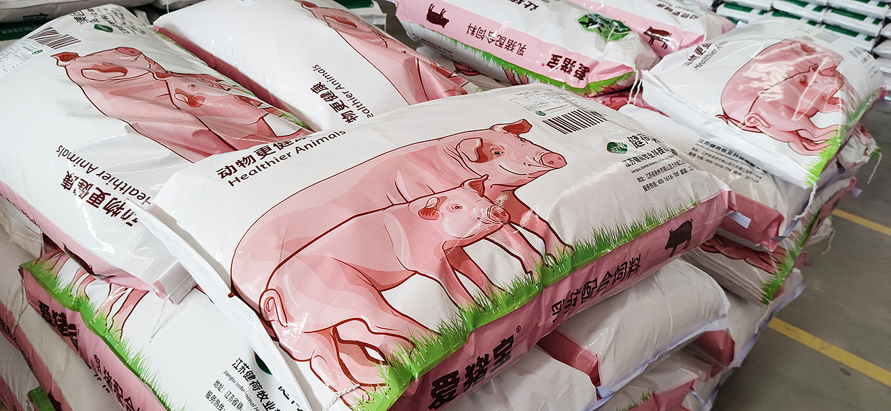 猪饲料包装袋设计 I 包装袋 I 猪插画（图ZMzQ1NDU0NTky） - 包装 - 站酷设计师大鑫品牌设计原创素材 - 站酷ZCOOL