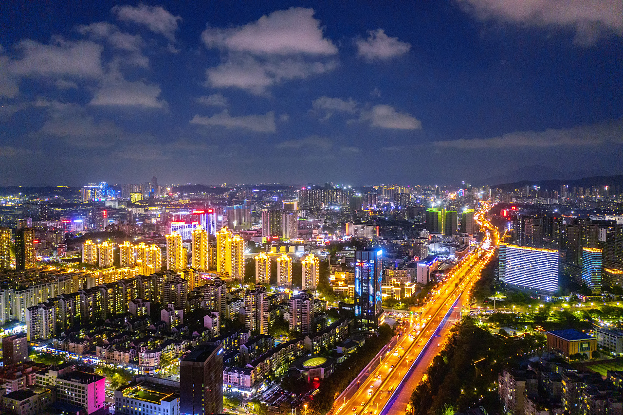 深圳龙华区上塘布龙路地面地铁仁合医院城市夜景