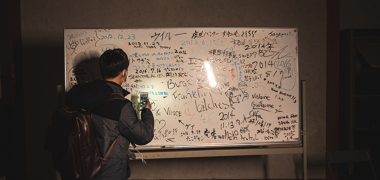 回到车上,当BINL抱着一个小人形并跟它说我带你回去中国玩吧之后,诡异的事情发生了。上车后就发现汽车发动不了,方向盘也一直卡着不动。十几分钟都排查不出问题,透过显示屏的日文我们隐约猜出这是防盗功能导致的发动系统锁死。第一次也是唯一一次遇到这种情况,我们不禁遐想,是否惊扰了什么神秘力量,想留下我们这批异国的客人。