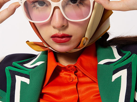 彩色碰撞的鬼马少女