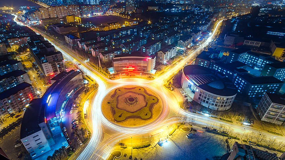 连接五一路与数码路,是大连重要的市政交通广场之一.