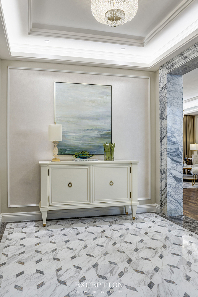 　　【设计解读.玄关】
　　如果说海的深情是对天空静默无言的凝望，那么玄关处挂画中海风轻拂的银浪便是最热切奔放的赞美。在翠色欲滴的海螺端景里，你是否听见了曾经萦绕在海边的恋人絮语？