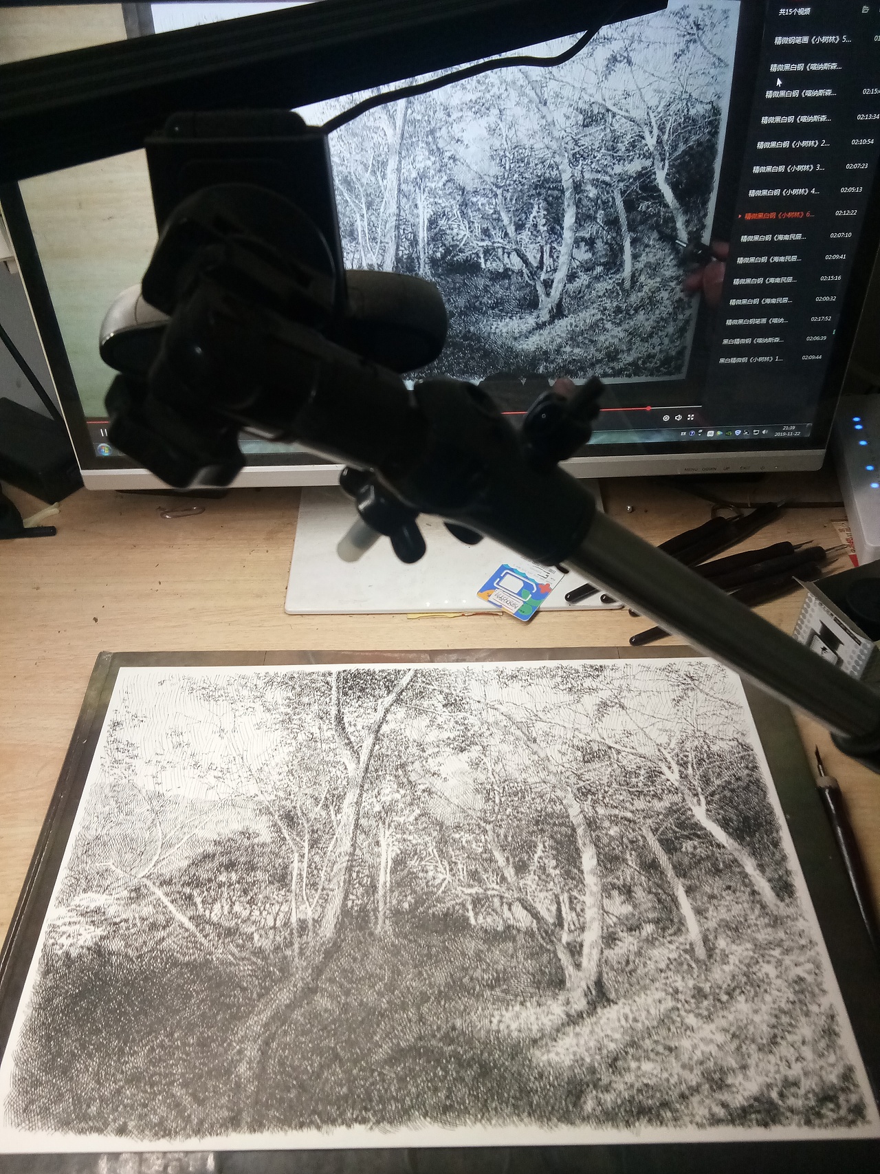 小尺寸的精细钢笔画风景