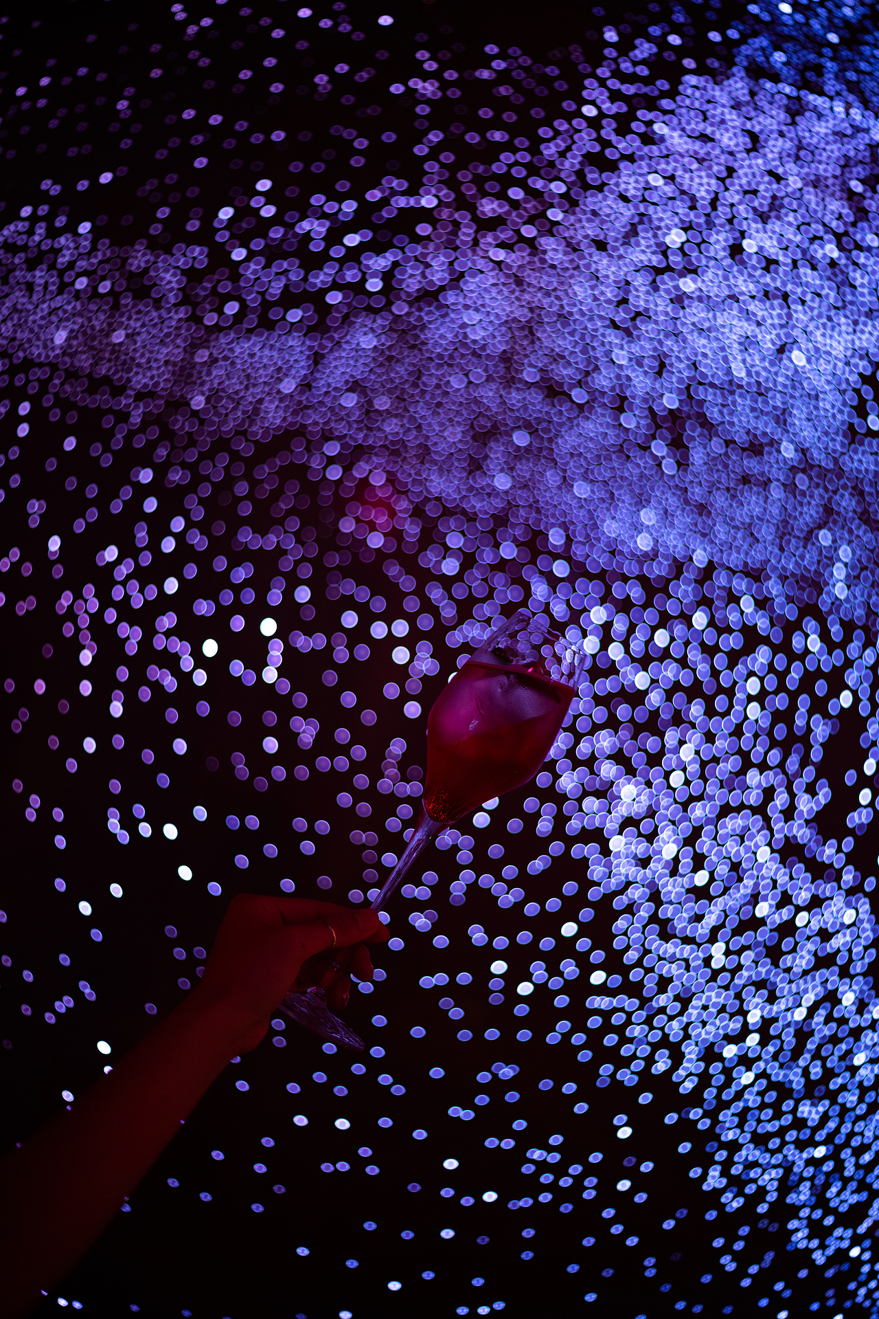 空间中除了清洁灯与应急照明，未设其它主灯，仅依靠可调控的RGB灯带排列组合，让灯光赋予空间氛围无限可能性。