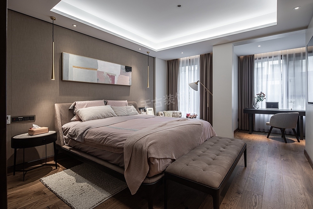 卧室采用更浅更柔和的色调,艺术品的穿插、融合打破了空间的平淡乏味,线条感十足的独特吊灯与同色系的大床,配以舒适温柔的床品,营造出舒服安静的睡眠环境。
<br>生机勃勃的花花草草让人心旷神怡,平时可以散步、喝茶、闲聊,碰上节日还能一家人烧烤赏月,属实美好。