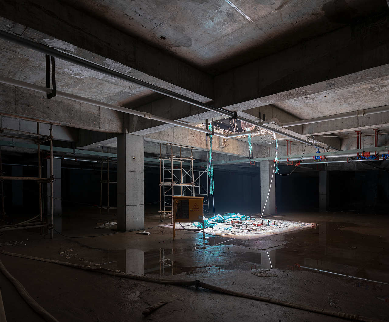 烂尾楼地下停车库