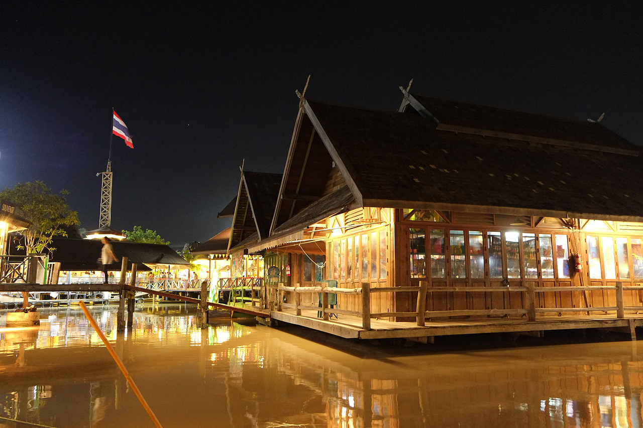 杜拉拉水上市场夜色迷人