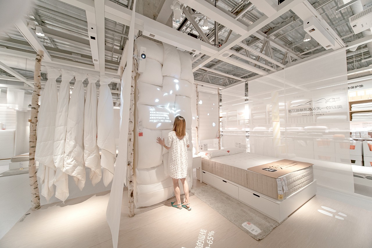 轻吹枕头 轻柔的羽毛缓缓飘起