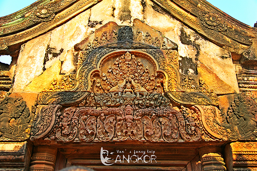 门楣上的雕刻,极尽繁复之美。上方骑着三头象的,是印度教中的雷神因陀罗;下方则是湿婆的妻子雪山女神帕尔瓦蒂。