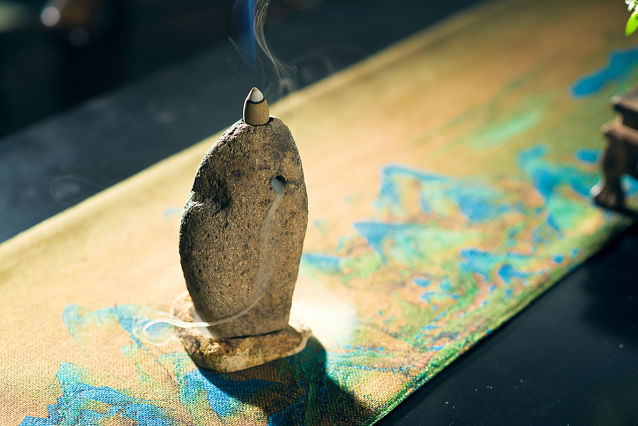 石头打了一个立式香炉 室内桌子上摆件 鹅卵石原始石头（图ZMjA0NzgwNDc2） - 产品摄影 - 站酷设计师pobehu原创素材 - 站酷ZCOOL