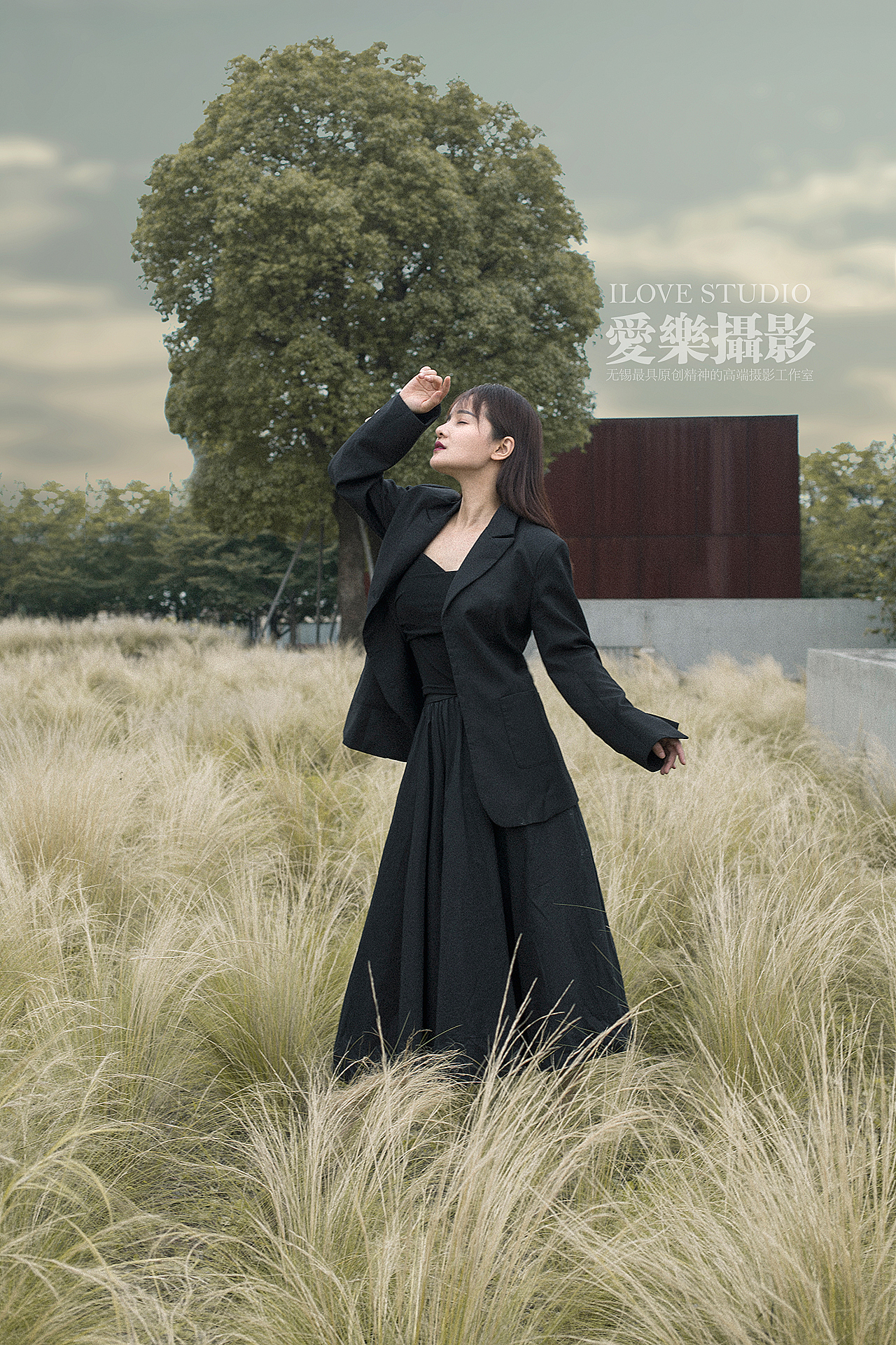 爱乐摄影原创写真作品——《美女,美景,美术馆》