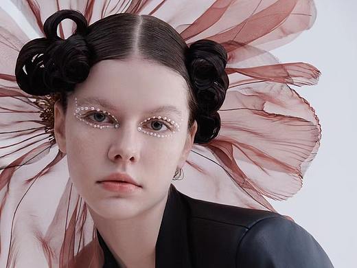 刚满18岁的少女  