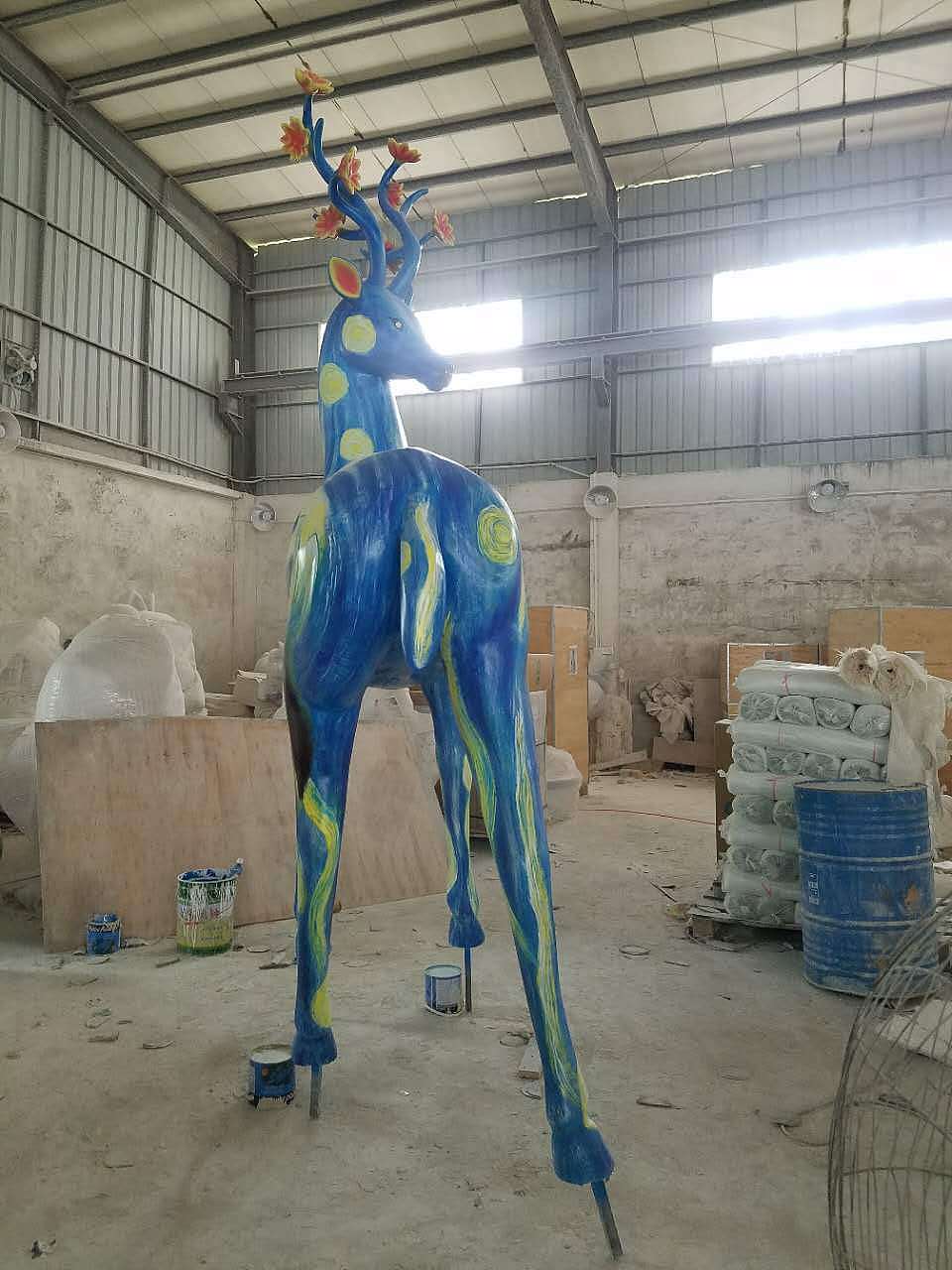 湖北恒大旅游区景观摆件玻璃钢彩绘鹿雕塑仿真动物定制