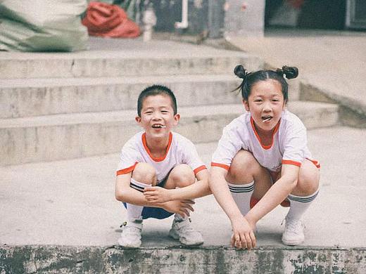 小孩子的快乐就是这么简单，是大人们遥不可及的过去