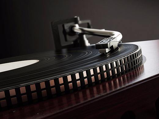 【黑胶唱片机 RECORD PLAYER】