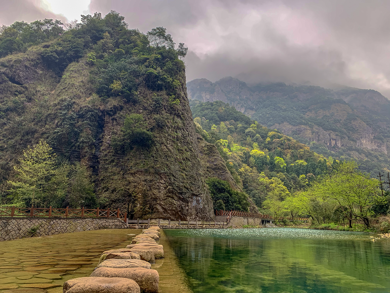 悠悠湖水清又清