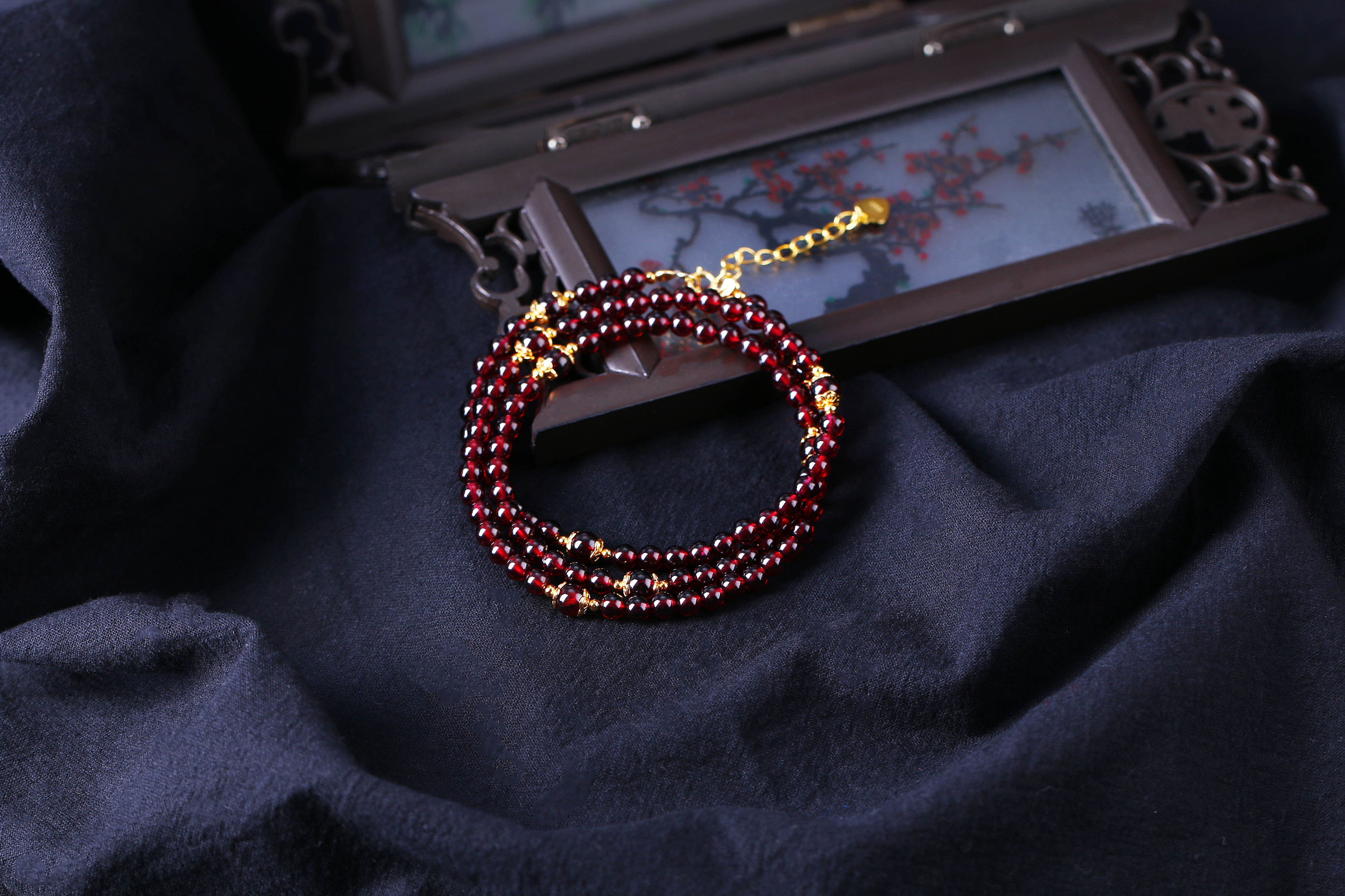 石榴红手串拍摄