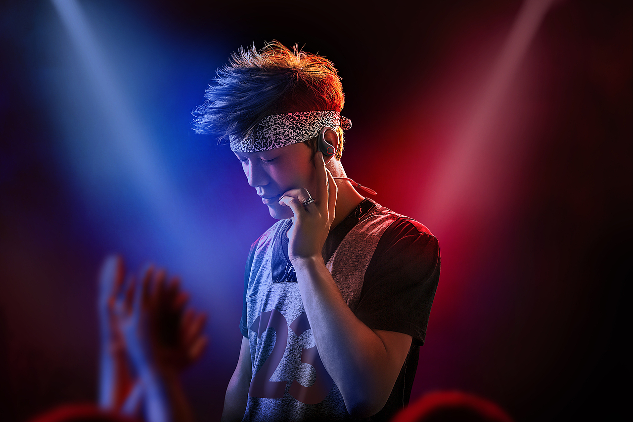 手机壳与蓝牙耳机人物拍摄篇（图ZNjUzNTEzMzI=） - 人像摄影 - 站酷设计师花鸡舍原创素材 - 站酷ZCOOL