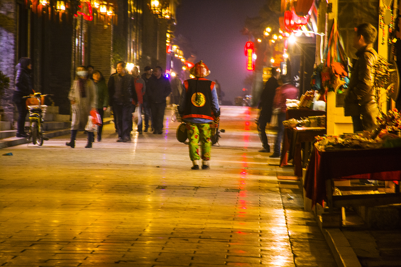 瞬间穿越了~只是这大花裤太个性