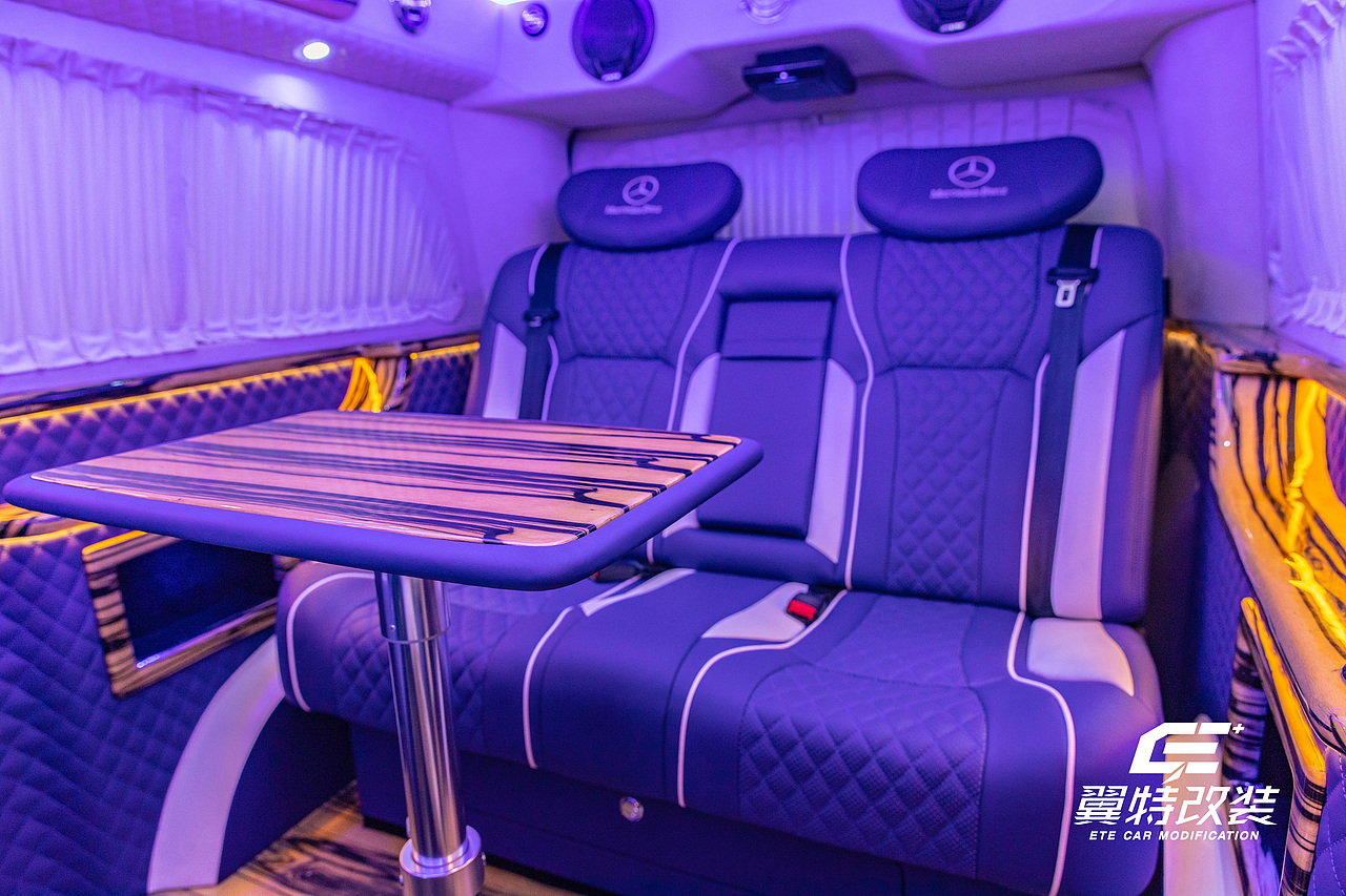 奔驰高顶威霆内饰