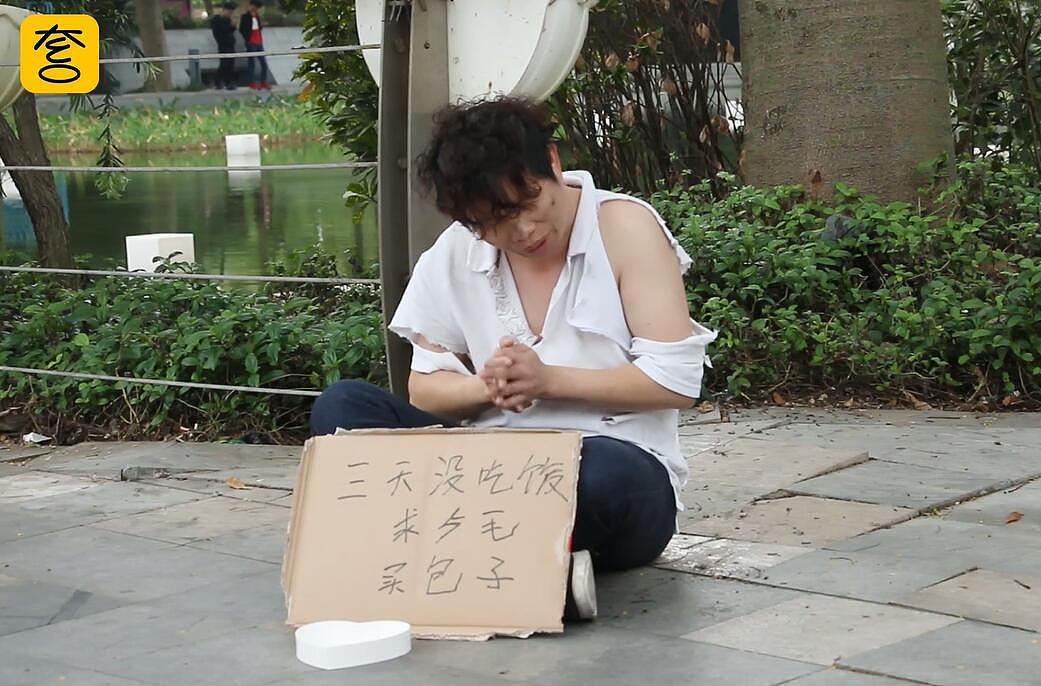 真实故事,男子靠乞讨成百万富翁,真是太天才了!