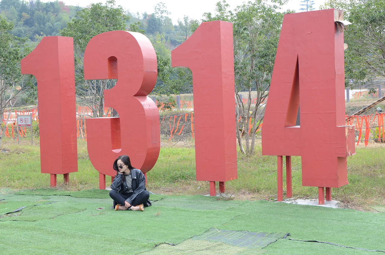 她街拍（图ZOTY1NjUyOTY=） - 人像摄影 - 站酷设计师爱摄影的五花肉原创素材 - 站酷ZCOOL