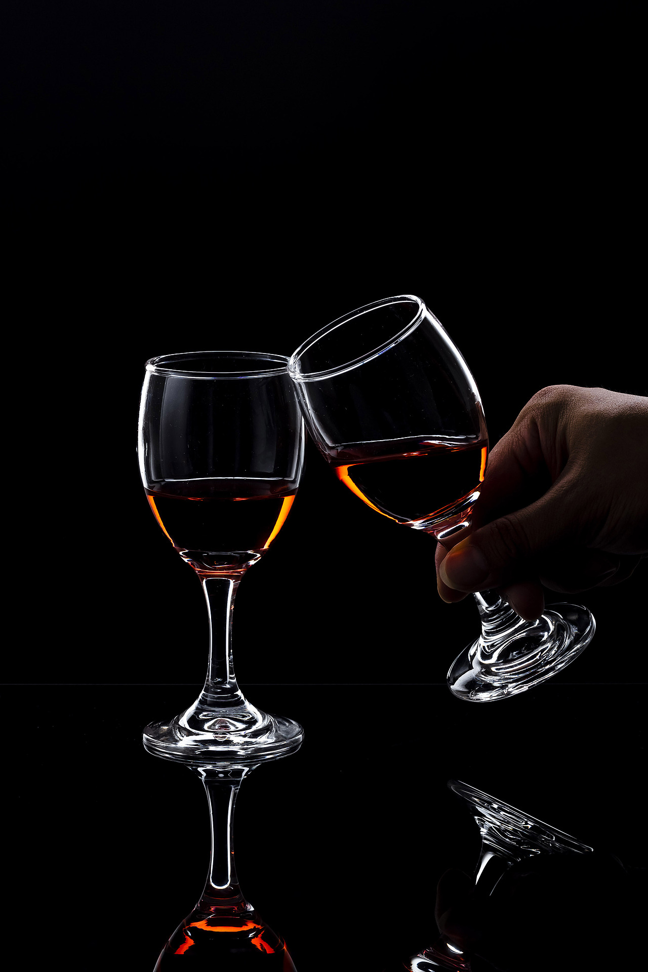 单灯逆光红酒器