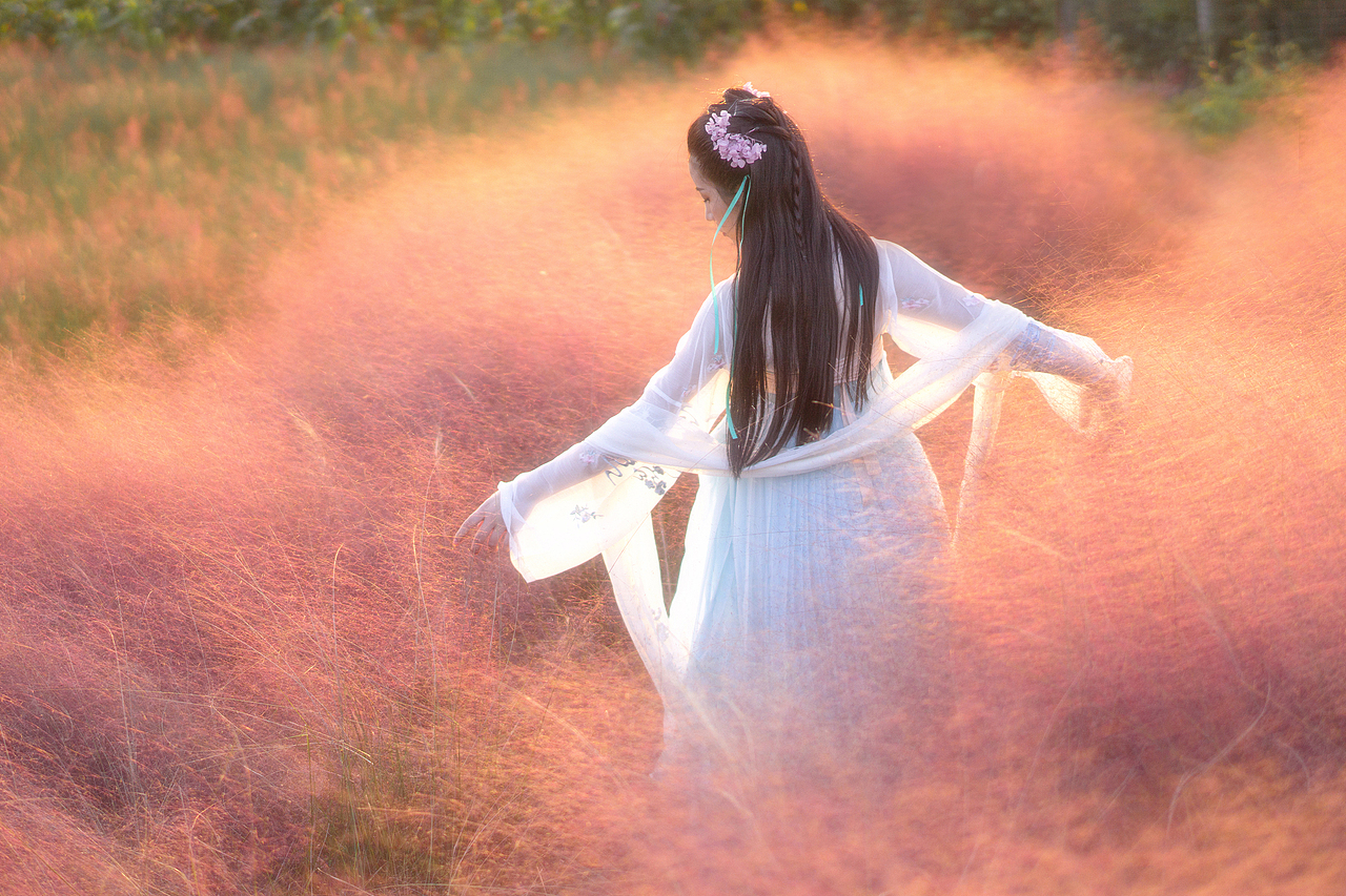 粉黛乱子草（图ZOTcwNDgxMDA=） - 人像摄影 - 站酷设计师达达荙荙荙原创素材 - 站酷ZCOOL