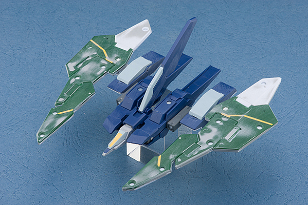 在本体制作到最后阶段时,整机的变形已经不能实现了,
飞行背包的单体脱出就成了唯一的变形结构。<br>在加装了由HG力天使敢达护盾改造而成的机翼后,手臂的活动受到了不小的妨碍,<br>所以做了一个可实现更大活动范围的关节,机翼也因此可以变化出各种形态。