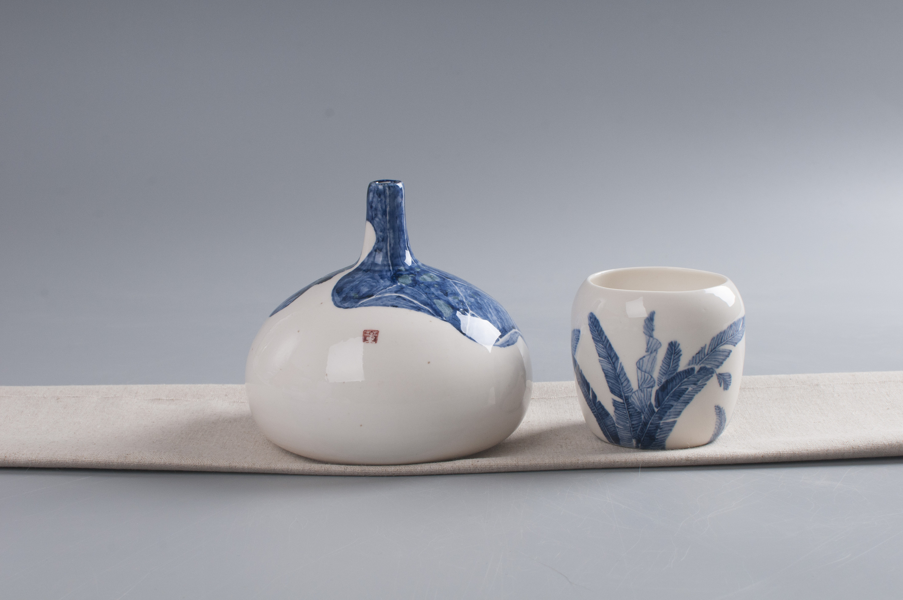 陶艺芭蕉弄叶釉下彩青花芭蕉叶花瓶