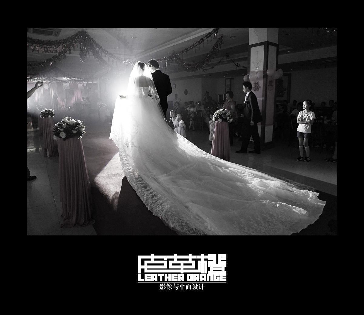 发现瞬间的感动,轻轻记录下您的婚礼的每一个细节——皮革橙影像与平面设计。
