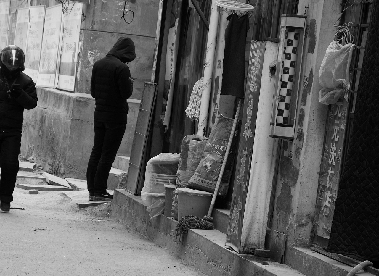 街头——《候》（图ZMTM3MjExNjA0） - 人文/纪实摄影 - 站酷设计师Solokoala原创素材 - 站酷ZCOOL