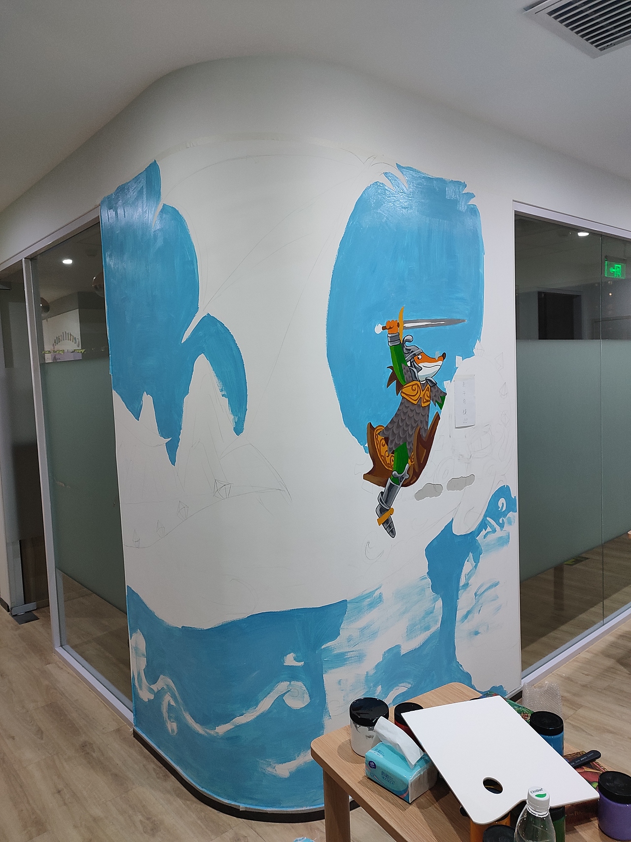 大面积上底色,加点水,调均匀,否则会露白色,或者你有时间经历可以刷两遍