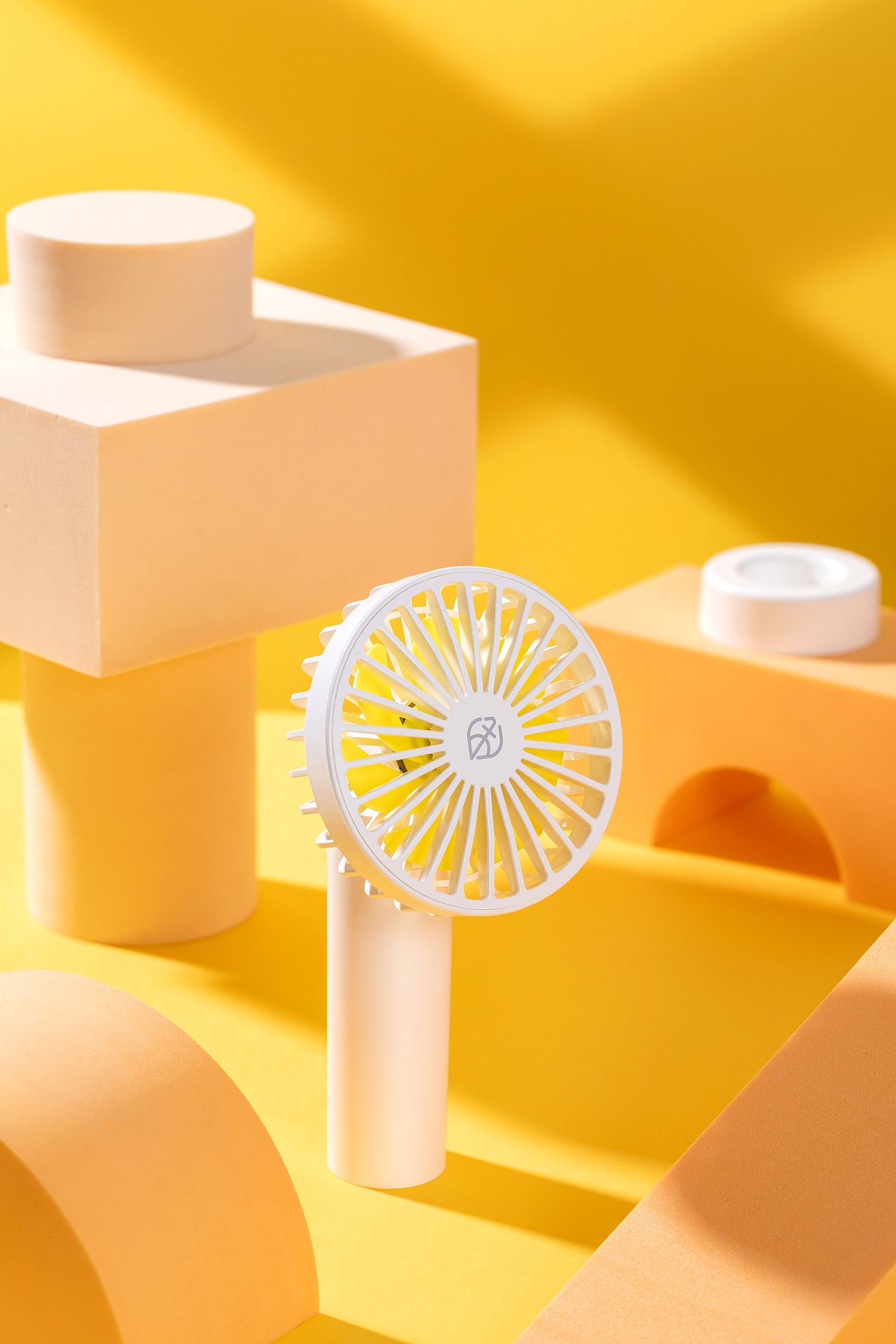 夏天日用手持小风扇场景图拍摄