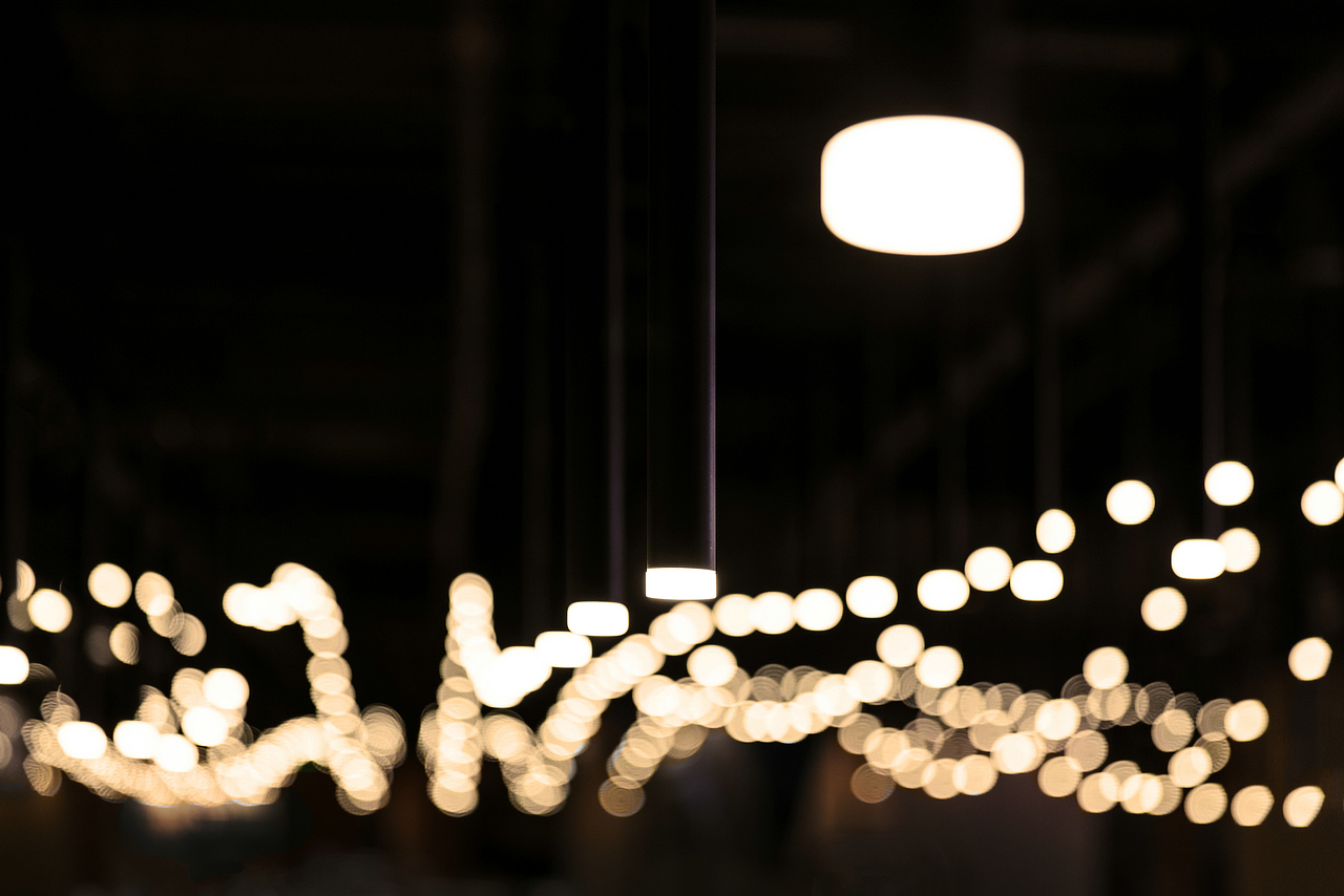 这是继成都凯德天府店、北京荟聚店、成都IFS店之后，峻佳设计为言几又打造的又一品牌旗舰店。如果说成都凯德店是精致的现代创意集合，北京荟聚店是粗犷大气又浪漫的文化工厂，成都IFS店是探索未来的造梦空间，你会如何定义这颗钱江之畔的“种子”？
<br>对于峻佳来说，设计作品一经完成，它等待的是人们走入其中体验感受，同时也在参差多态的设计表达中，尝试去激发人们的想象力。<br><br>项目名称：言几又·杭州来福士店<br>项目类别：商业文化空间<br>项目地址：杭州市新业路228号来福士中心B1层20号<br>项目面积：3200平方米<br>设计机构：峻佳设计<br>设计主创：陈峻佳（Kyle Chan）<br>设计团队：Derek Ng, Jacky Wan, Alfred Kwok<br>服务内容：空间/标识系统/灯光设计<br>空间摄影：廖贵衡（Dick.L )<br>施工单位：四川省民利建筑装饰设计工程有限公司