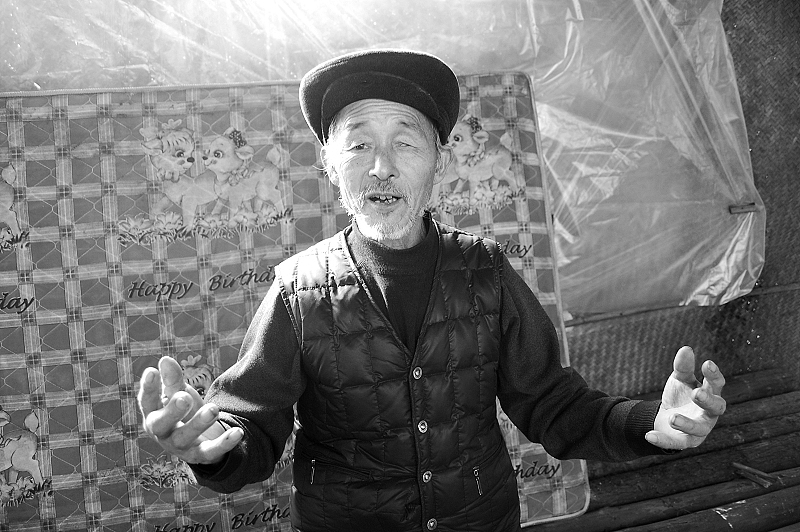 在其中的一间棚屋,住在里面的老人热情的接待了我,当我问起现在镇子的情况时,他说:现在生活都由政府提供仅有的帮助,但是依然缺少很多.